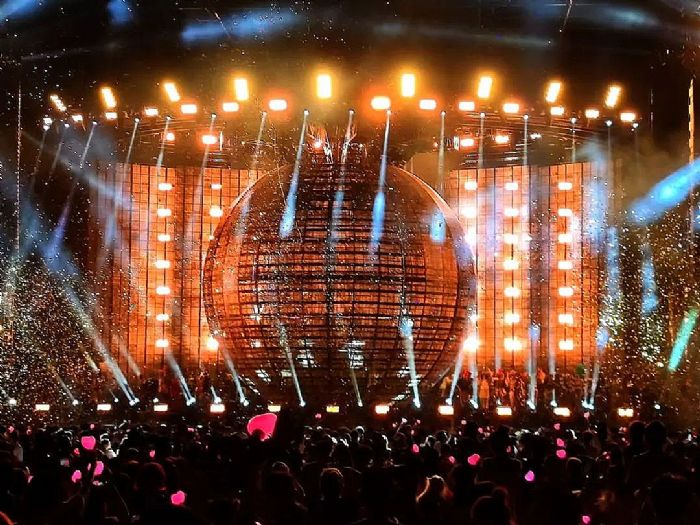 若涉及到机械因素要求必须顾及现有机械舞台的位置、尺寸和运行方式