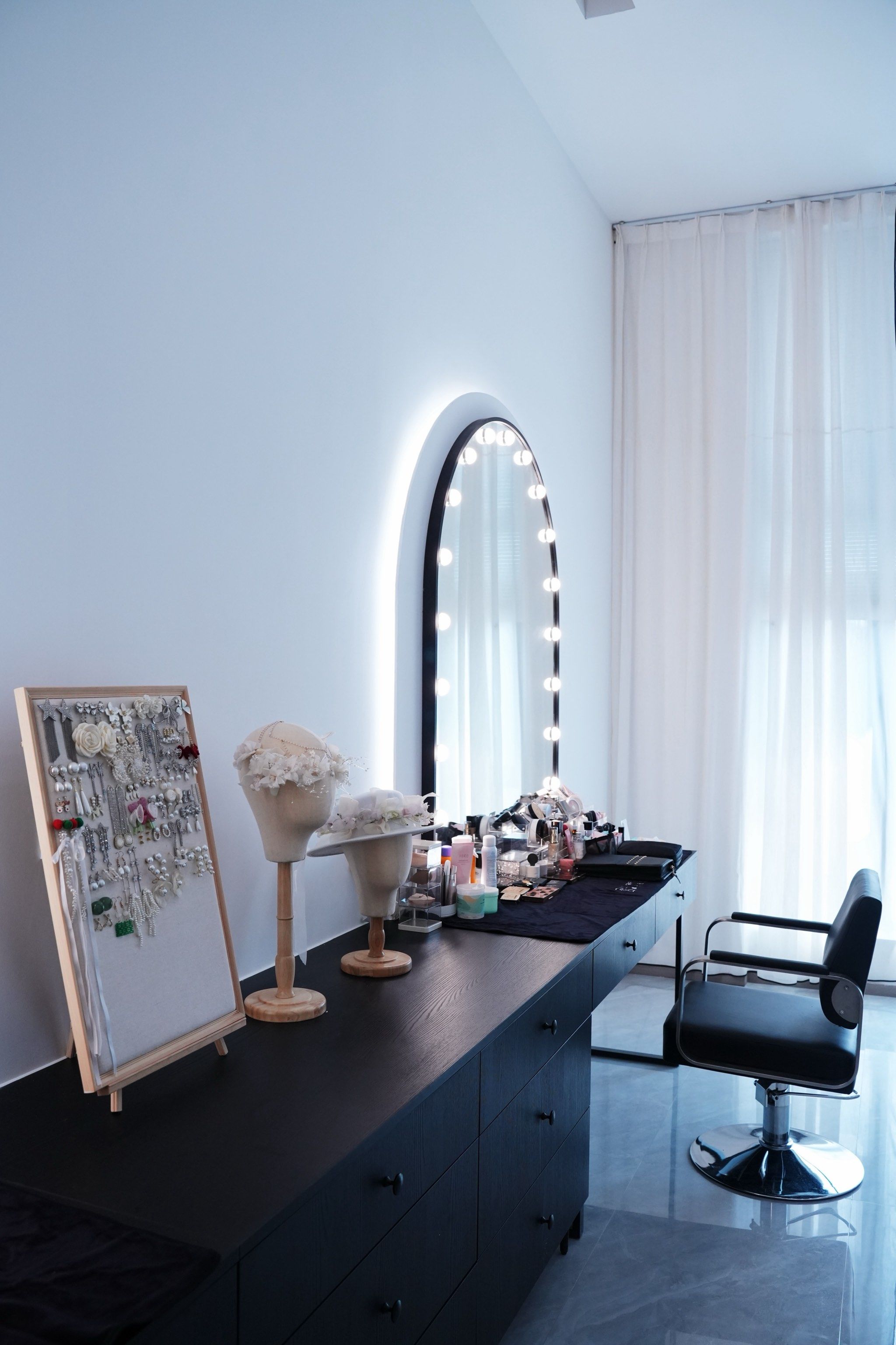 剧团此前大都在乡镇礼堂、村里搭台演出