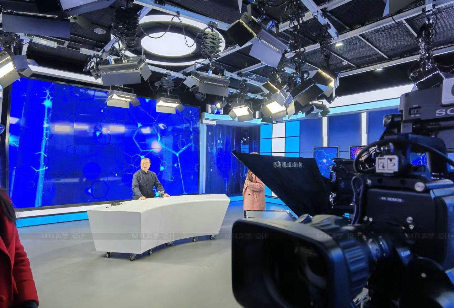 同楼栋两位居民与物业人员迅速反应、协力扑救