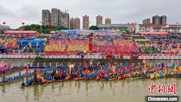 2024年怀化沅陵赛区龙舟赛盛大开幕：43条龙舟齐