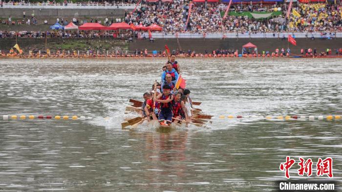 2024年怀化沅陵赛区龙舟赛盛大开幕：43条龙舟齐