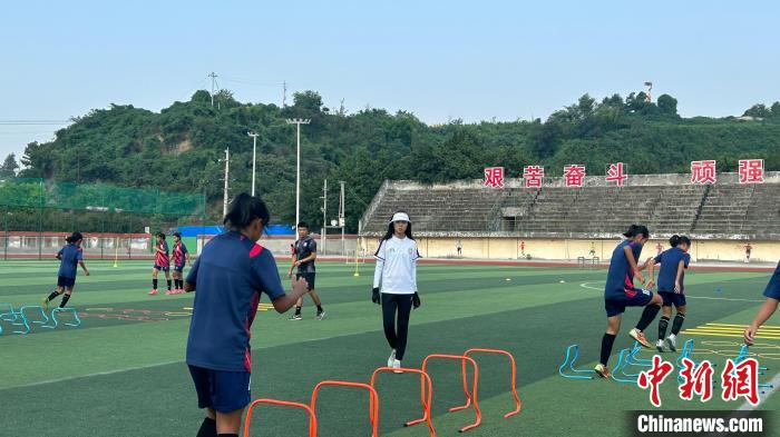 四川内江聚焦：绿茵伉俪扎根县城，铿锵玫瑰与