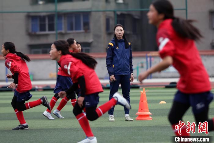 四川内江聚焦：绿茵伉俪扎根县城，铿锵玫瑰与