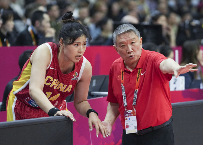 中国女篮迎战捷克女篮 李月汝韩旭领衔力争连胜