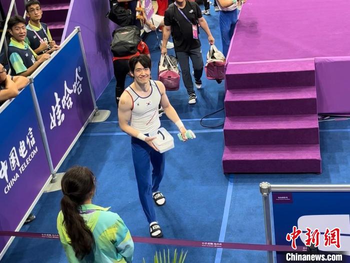 河南大学生亚运赛场偶遇韩体操选手引热议