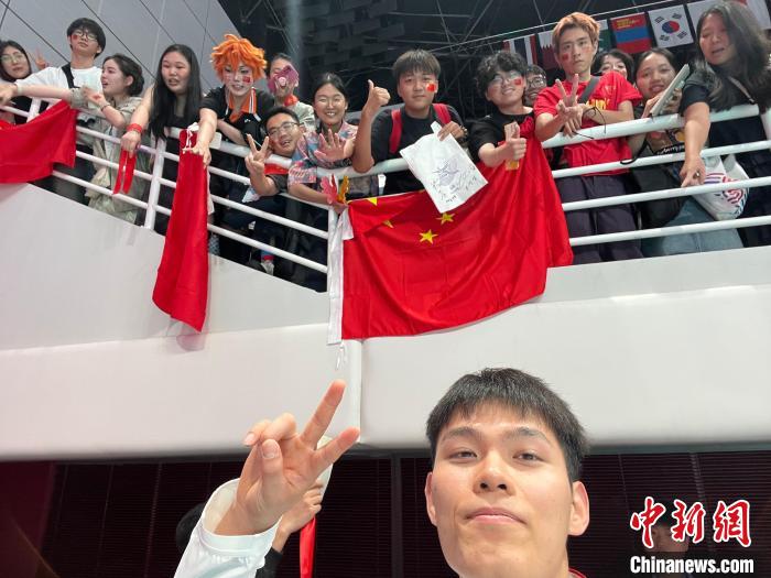 河南大学生亚运赛场偶遇韩体操选手引热议