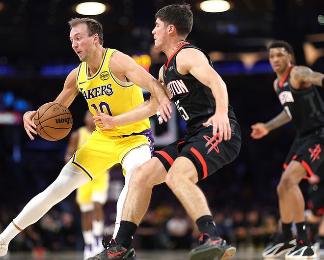 季后赛首日四强主队全胜 奇兵斯特鲁斯率骑士掀