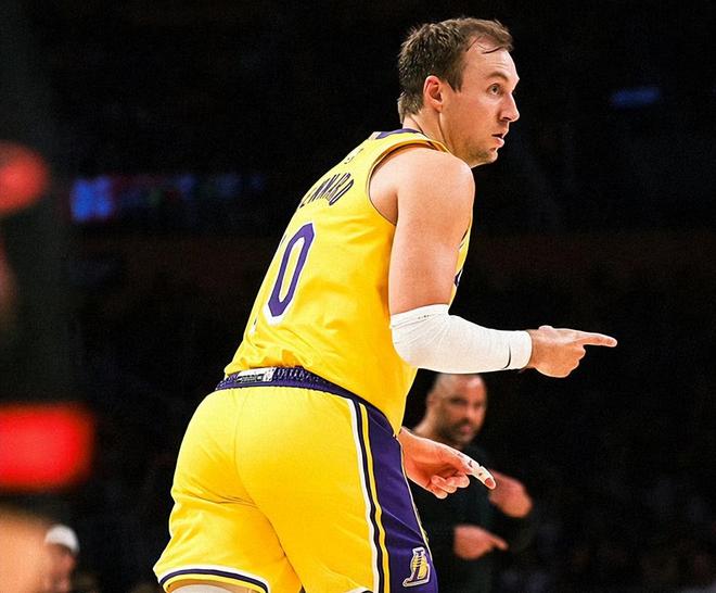 季后赛首日四强主队全胜 奇兵斯特鲁斯率骑士掀